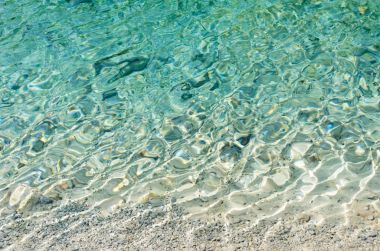 Temiz ve berrak su Blue Moon Valley Jade Dragon kar dağ, Lijiang Yunnan Çin.