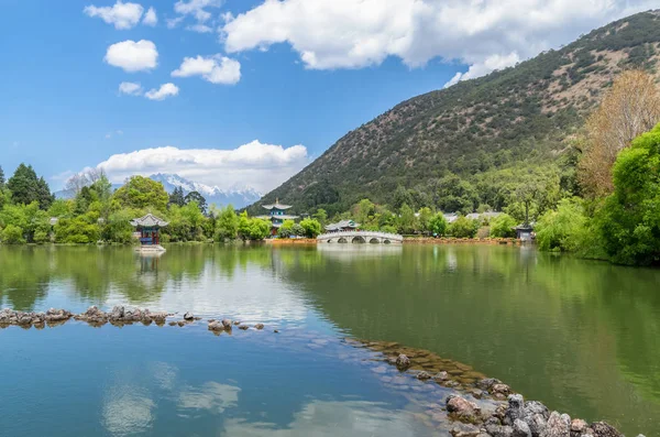 Manzara görünümü Black Dragon Havuzu, doğal yeşim bahar Park fil Hill, Lijiang Çin dibinde bulunan ünlü bir su birikintisi olduğunu.