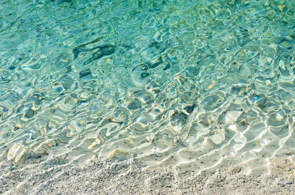 Temiz ve berrak su Blue Moon Valley Jade Dragon kar dağ, Lijiang Yunnan Çin.