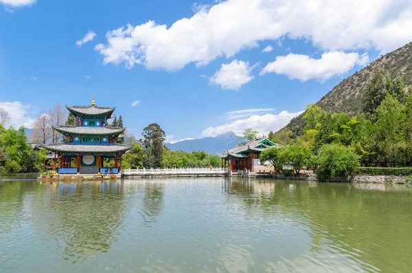 Landscape view of the Black Dragon Pool, it is a famous pond in the scenic Jade Spring Park located at the foot of Elephant Hill,Lijiang China. — Stock Photo, Image