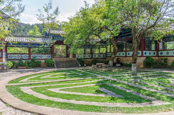 Vista panoramica del parco di primavera di giada, chiamato anche Heilongtan Park, si trova ai piedi di Elephant Hill, Lijiang Cina . — Foto Stock