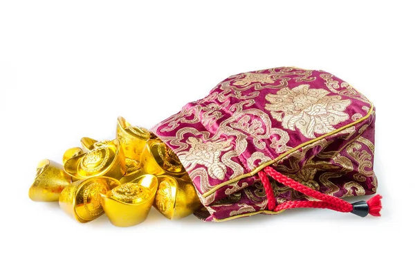 Lingotes de oro chino (texto extranjero significa bendición)) con bolsa roja aislada sobre fondo blanco . —  Fotos de Stock