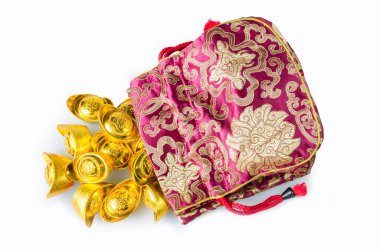 Beyaz arka plan üzerinde izole kırmızı çantası ile Çin Altın külçe (nimet yabancı metin anlamına gelir).