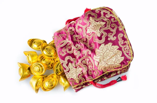 Beyaz arka plan üzerinde izole kırmızı çantası ile Çin Altın külçe (nimet yabancı metin anlamına gelir).