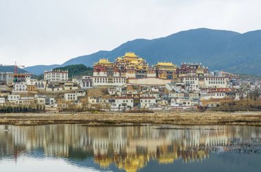 Yunnan Province.It en büyük Tibet Budizmi manastırda küçük Potala Sarayı veya Ganden Sumtseling Manastırı denir Songzanlin tapınağıdır.