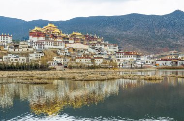 Yunnan Province.It en büyük Tibet Budizmi manastırda küçük Potala Sarayı veya Ganden Sumtseling Manastırı denir Songzanlin tapınağıdır.