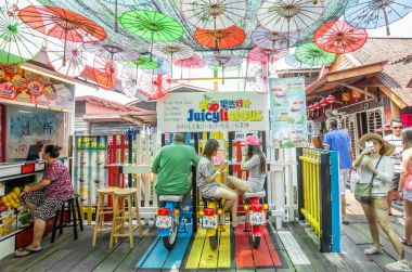 Unesco Dünya Mirası alanı olarak Penang.People biri olan çiğnemek iskelesi olabilir görüldü içkilerini bekliyor ve çevresinde keşfetmek.