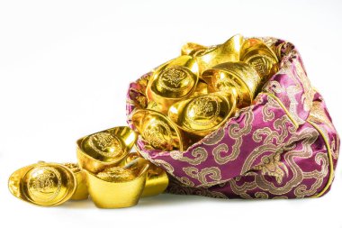 Beyaz arka plan üzerinde izole kırmızı çantası ile Çin Altın külçe (nimet, zengin ve şans yabancı metin anlamına gelir).