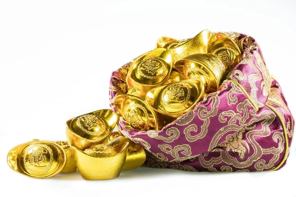 Beyaz arka plan üzerinde izole kırmızı çantası ile Çin Altın külçe (nimet, zengin ve şans yabancı metin anlamına gelir).