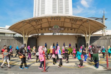 Sabah erken-ebilmek seen insanlar dans ve egzersiz Merkezi piyasada Kuala Lumpur.