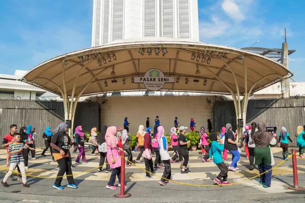 Early morning people can seen dancing and exercise at the Central Market, Kuala Lumpur. — Stock Photo, Image