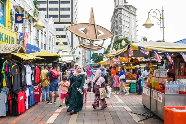 Ludzi można zobaczyć spacery i zakupy wokół ulicy Kasturi Walk obok Central Market, Kuala Lumpur. — Zdjęcie stockowe