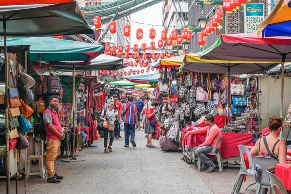 Petaling Street is een chinatown, die in Kuala Lumpur,Malaysia.It meestal vol met lokale bevolking alsmede toeristen bevindt zich. — Stockfoto