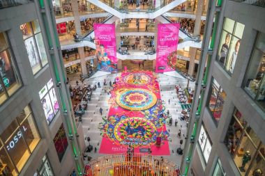 Deepavali kutlama sırasında renkli Diwali Rangoli dekorasyon Pavilion Kuala Lumpur, Malezya.