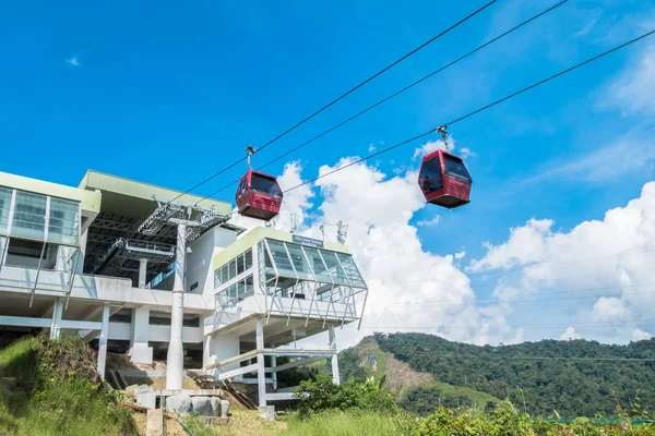 Канатная дорога Awana Skyway - это гондолная подъемная система, соединяющая храм Чин Сви, транспортный узел Авана и проспект Скайавеню в горах Гентинг, Паханг, Малайзия — стоковое фото