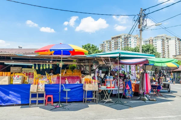 During the The Nine Emperor Gods Festival,there are some stalls selling religious prayer ornaments and other accessories.People can seen exploring around it. — Stock Photo, Image
