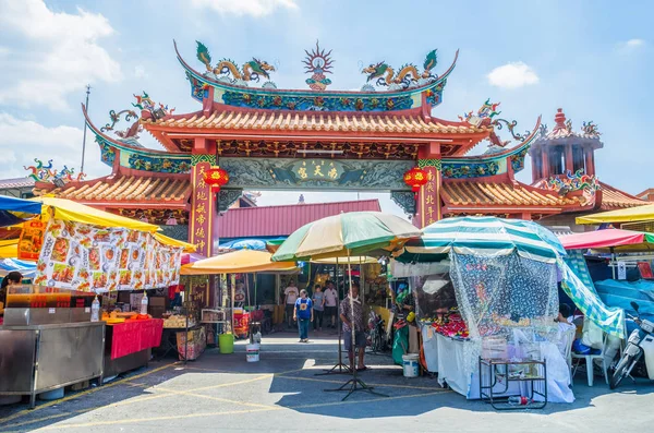 Under The Nine Emperor Gods Festival finns det några stånd som säljer religiösa bön ornament och andra tillbehör. Människor kan ses att utforska runt det. — Stockfoto