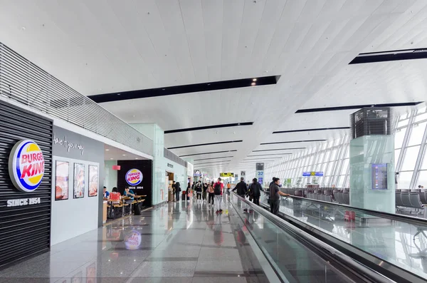 Utasok tud látott feltárása, és várja a repülés, Noi Bai International Airport, Vietnam. — Stock Fotó