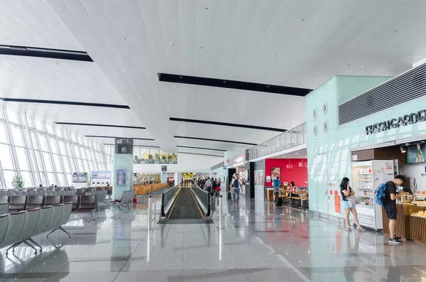 Passageiros podem ser vistos explorando e esperando seu voo no Aeroporto Internacional de Noi Bai, Vietnã . — Fotografia de Stock