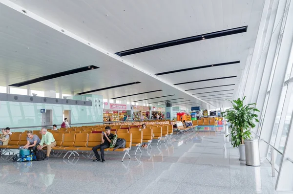 Cestující mohou vidět čeká jejich letu v Noi Bai letiště, Vietnam. — Stock fotografie