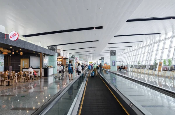 Passagiere können sehen, wie sie ihren Flug auf dem internationalen Flughafen Noi Bai in Vietnam erkunden und warten.. — Stockfoto