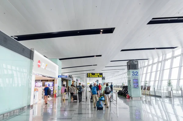 Cestující mohou vidět zkoumání a čeká jejich let mezinárodního letiště Noi Bai, Vietnam. — Stock fotografie