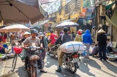Sabah semt pazarı Hanoi, Vietnam için meşgul yerel günlük yaşam. Satıcı ve alıcılar piyasada yoğun bir kalabalık.