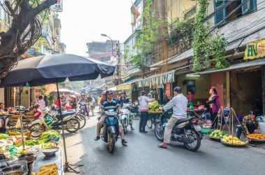 Sabah semt pazarı Hanoi, Vietnam için meşgul yerel günlük yaşam. Satıcı ve alıcılar piyasada yoğun bir kalabalık.
