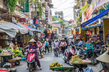 Sabah semt pazarı Hanoi, Vietnam için meşgul yerel günlük yaşam. Satıcı ve alıcılar piyasada yoğun bir kalabalık.