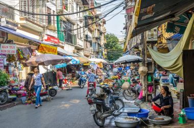 Sabah semt pazarı Hanoi, Vietnam için meşgul yerel günlük yaşam. Satıcı ve alıcılar piyasada yoğun bir kalabalık.