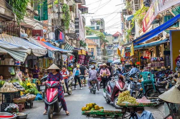 Sabah semt pazarı Hanoi, Vietnam için meşgul yerel günlük yaşam. Satıcı ve alıcılar piyasada yoğun bir kalabalık. — Stok fotoğraf