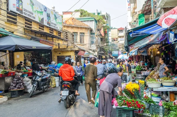Drukke plaatselijke dagelijks leven van de ochtend straatmarkt in Hanoi, Vietnam. Een drukke menigte van verkopers en kopers in de markt. — Stockfoto