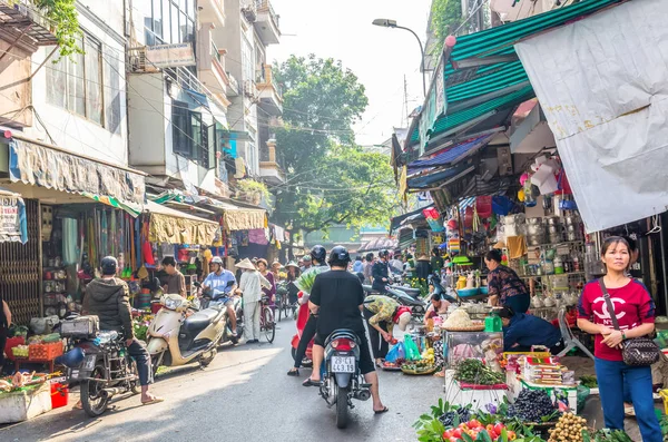 Ocupada vida cotidiana local del mercado callejero de la mañana en Hanoi, Vietnam. Una multitud ocupada de vendedores y compradores en el mercado . — Foto de Stock