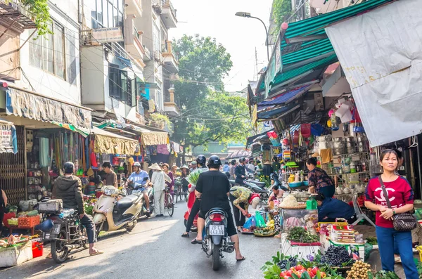 Sabah semt pazarı Hanoi, Vietnam için meşgul yerel günlük yaşam. Satıcı ve alıcılar piyasada yoğun bir kalabalık.