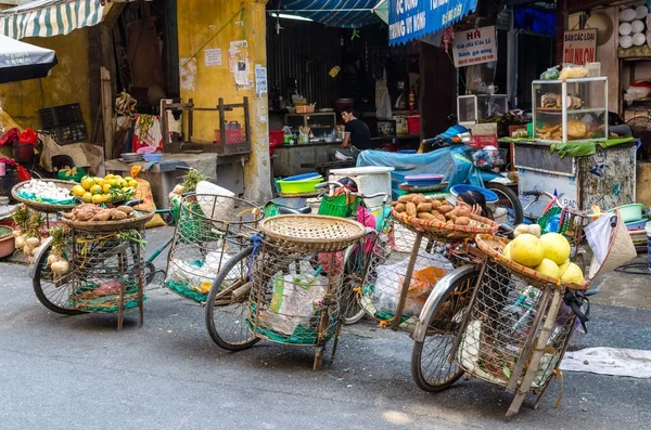 Sokak satıcıları onların bisiklet Hanoi meyve türleri satış. — Stok fotoğraf