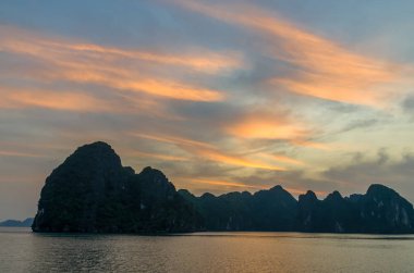 Güzel Halong Bay gündoğumu görünümünden Vietnam cruise.