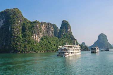 Güzel Halong Körfezi manzaralı, Unesco Dünya Mirası olduğunu. Halong Bay Çin sınırında Kuzey Vietnam güzel doğal harikası.