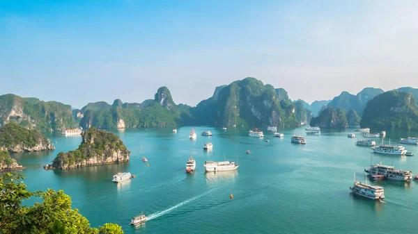 Beautiful Halong Bay landscape view from the Ti Top Island. — Stock Photo, Image