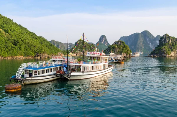 Hermosa vista panorámica de los cruceros en la bahía de Halong. Es una hermosa maravilla natural en el norte de Vietnam, cerca de la frontera con China . — Foto de Stock