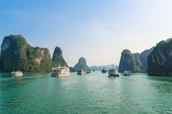 Hermosa vista del paisaje de la bahía de Halong, es el Patrimonio de la Humanidad de la UNESCO. Bahía de Halong es una hermosa maravilla natural en el norte de Vietnam, cerca de la frontera con China . — Foto de Stock