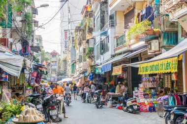 Sabah semt pazarı Hanoi, Vietnam için meşgul yerel günlük yaşam. Satıcı ve alıcılar piyasada yoğun bir kalabalık.