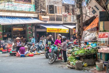 Sabah semt pazarı Hanoi, Vietnam için meşgul yerel günlük yaşam. Satıcı ve alıcılar piyasada yoğun bir kalabalık.