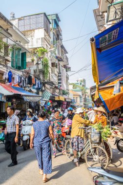 Sabah semt pazarı Hanoi, Vietnam için meşgul yerel günlük yaşam. Satıcı ve alıcılar piyasada yoğun bir kalabalık.