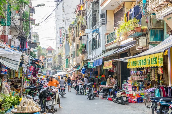 하노이, 베트남의 아침 거리 시장의 바쁜 지역 일상 생활. 판매자와 구매자는 시장에서의 바쁜 군중. — 스톡 사진