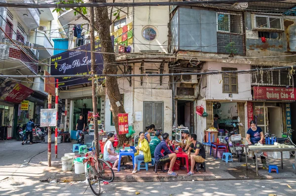 Onların sokak yanında sabah Hanoi, Vietnam yemek insanlar-ebilmek seen. — Stok fotoğraf