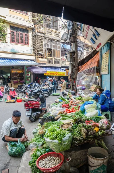 Drukke plaatselijke dagelijks leven van de ochtend straatmarkt in Hanoi, Vietnam. Een drukke menigte van verkopers en kopers in de markt. — Stockfoto