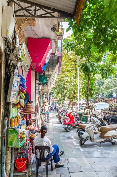 Straatmening van de oude wijk van Hanoi, vrouwen kunnen gezien chit chatten buiten de winkel. — Stockfoto