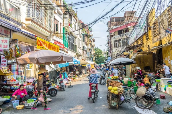 Ocupada vida diária local do mercado de rua da manhã em Hanói, Vietnã. Uma multidão ocupada de vendedores e compradores no mercado . — Fotografia de Stock