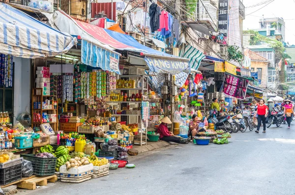 Drukke plaatselijke dagelijks leven van de ochtend straatmarkt in Hanoi, Vietnam. Mensen kunnen gezien verkennen rond de markt. — Stockfoto