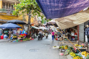 Sabah semt pazarı Hanoi, Vietnam için meşgul yerel günlük yaşam. Pazar etrafında keşfetmek insanlar-ebilmek seen.